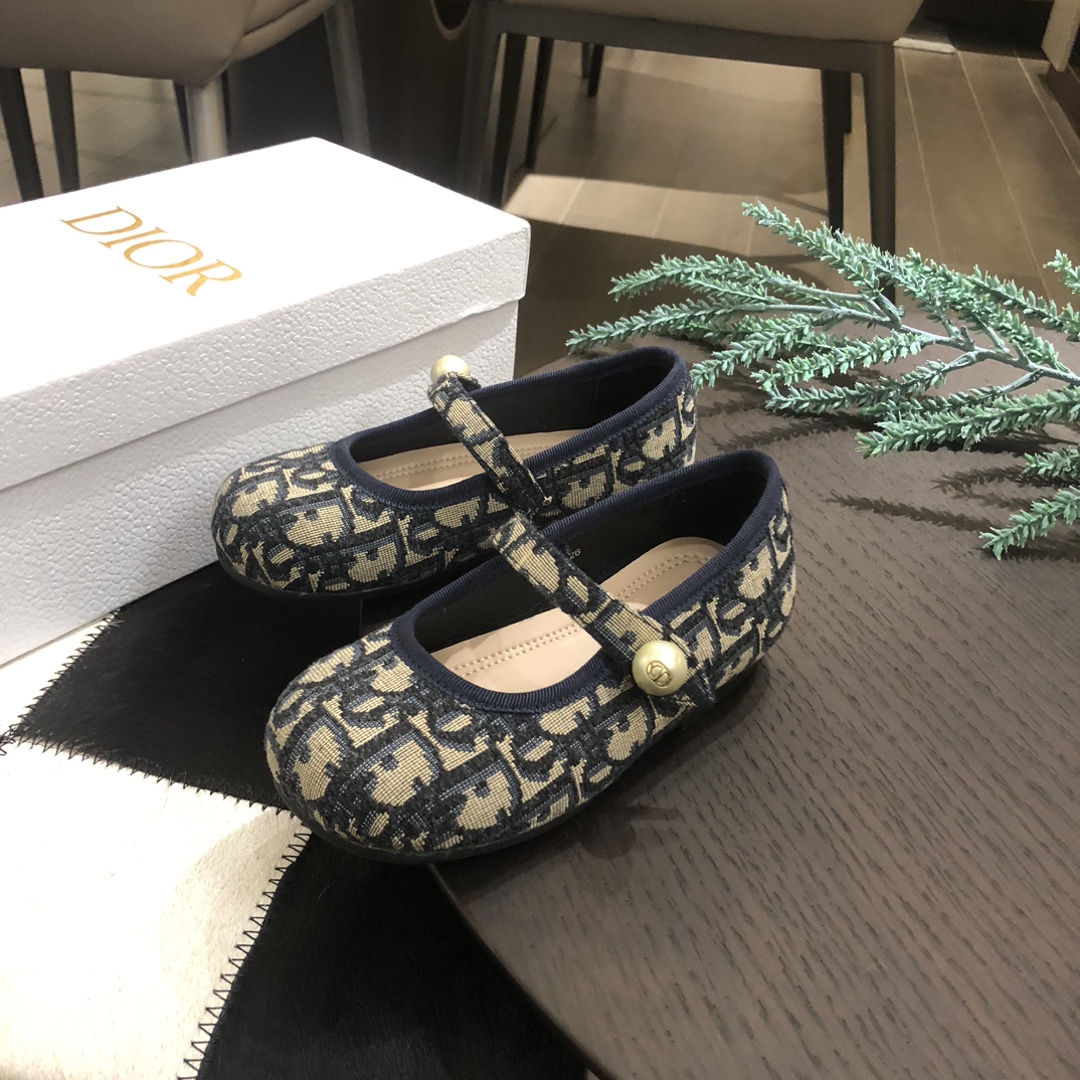 Children's shoes child